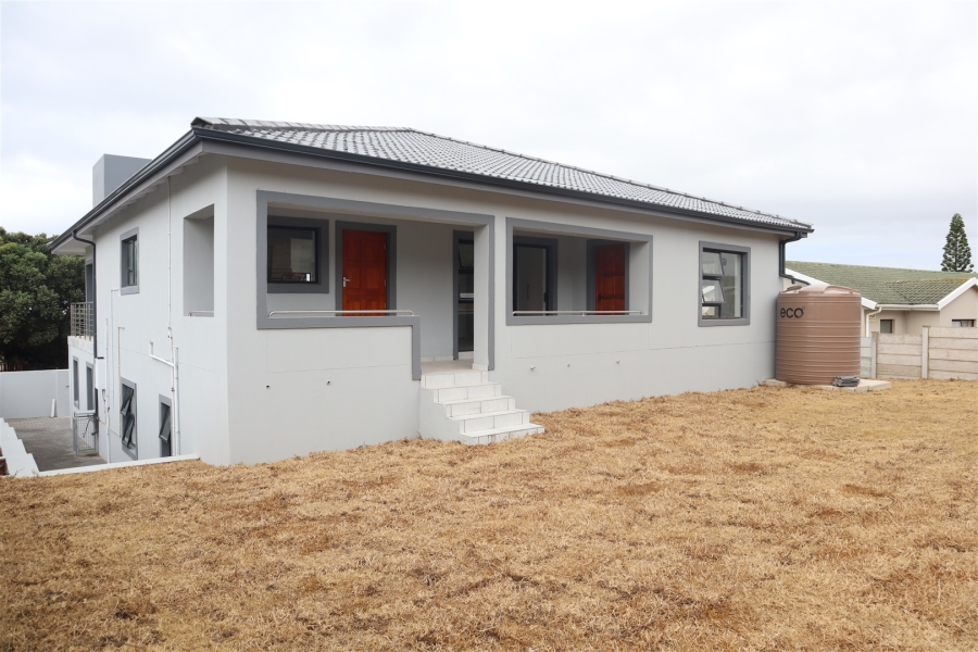 5 Bedroom Property for Sale in Wavecrest Eastern Cape